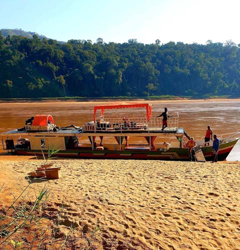 Bateau La Sirène amarré sur la berge, témoignant de son voyage le long de la Tsiribihina.