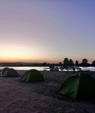 Bivouac sur le sable lors de l'aventure "descendre la Tsiribihina".