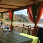 Intérieur confortable du bateau La Sirène pendant sa navigation sur la rivière.