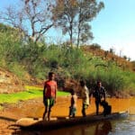Enfants dans une pirogue, vivant l'expérience de descendre la Tsiribihina.