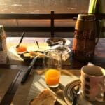 Petit déjeuner complet et savoureux servi sur La Sirène pendant une traversée de la Tsiribihina.