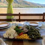 Assortiment de crudités fraîches servies à bord.