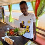 Cuisinier de La Sirène présentant un délicieux plat.